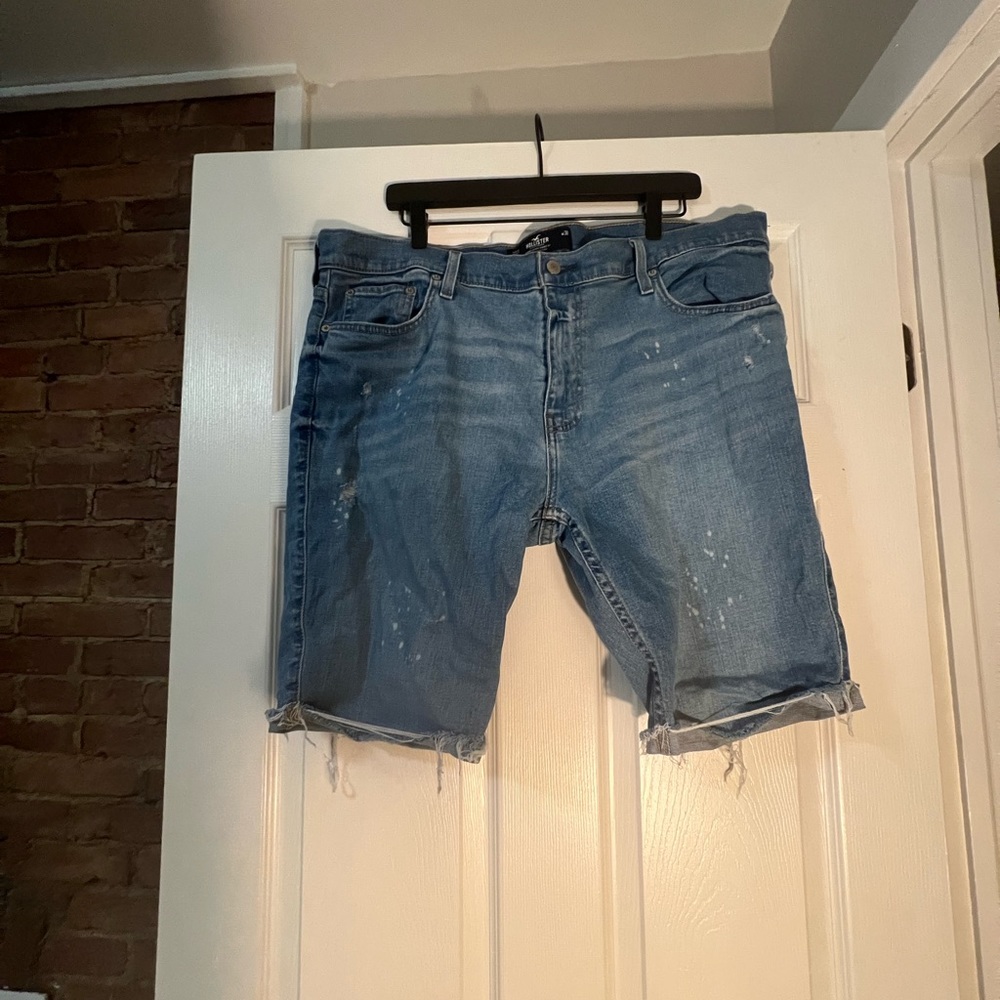 NWOT Mens Jean shorts by Holliste Size 38 Lightwash with Paint Splatter Flex Fit